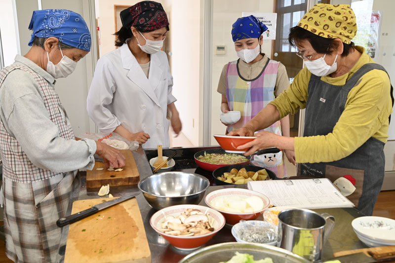 女性部員が食中毒予防を学ぶ