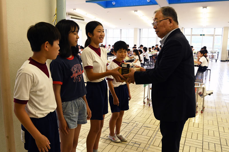 地元小学生にミカンジュースを配布
