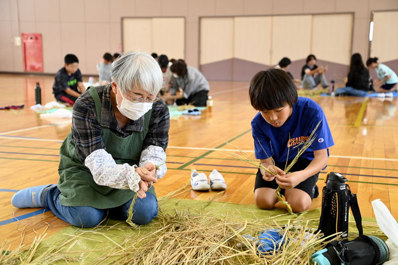 女性部員が児童に伝授～稲刈りに向け「すがい」準備