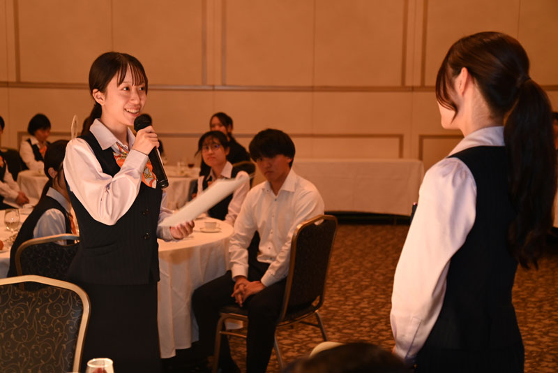 新入職員がトレーナーに感謝状進呈