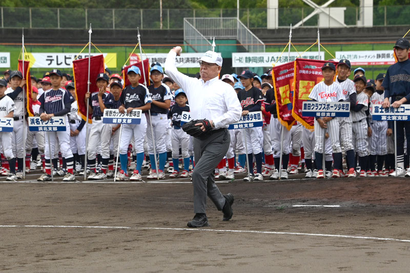 渥美会長が始球式で投球