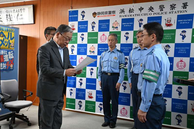 管内６つの警察署に交通安全宣言書を提出