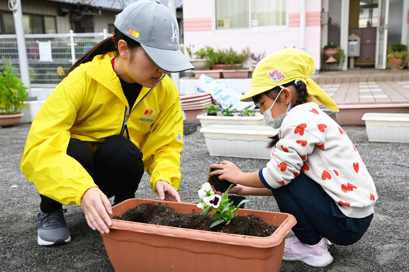 西気賀幼稚園の園児と花の苗植え