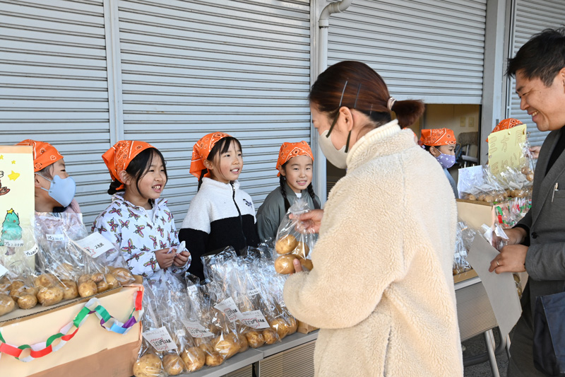 児童がバレイショ販売体験