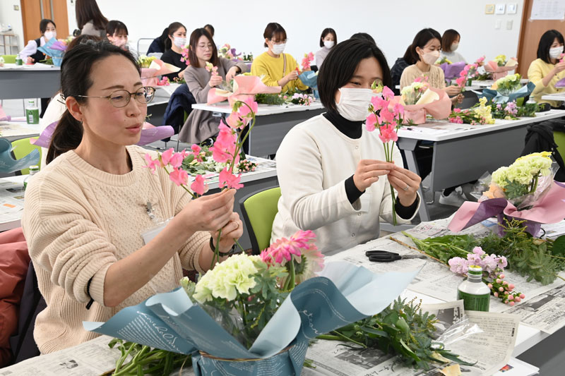 地元の花を使ってアレンジメント